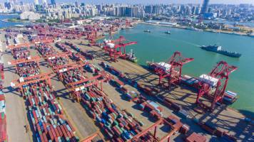 China's weekly export container shipping index dips